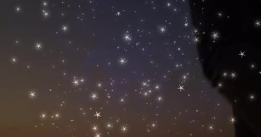 Siluetler görünürde el ele yürüyorlar ve parıltılı romantik filmler için el ele yürüyorlar. Romantizm, alacakaranlık, dinginlik, bağlantı, doğal, şiirsel, nostaljik