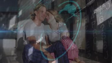 Kanepede el ele tutuşan çift teknolojiyi başlatıyor ve ilişki büyümesi azalıyor. Romantizm, samimiyet, bağlantı, evrim, şefkat, modern, minimalist