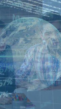 Ofisteki çeşitli iş adamlarının finansal veri işleme ve küresinin animasyonu. küresel iş, finans ve veri işleme kavramı dijital olarak oluşturulmuş video.