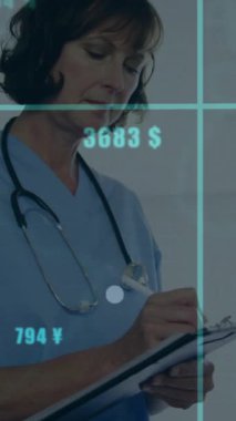 Panoya yazı yazan doktor, finansal veriler ve grafikler bitti. Sağlık, sağlık, belgelendirme, analiz, finans, istatistik