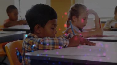 Ekose gömlekli öğrenci kalem ve kâğıt topluyor, grup arkadaşları eğitim ödevleri yazıyor. Öğrenci, sınıf, eğitim, ödev, öğrenme, çocukluk, akademik