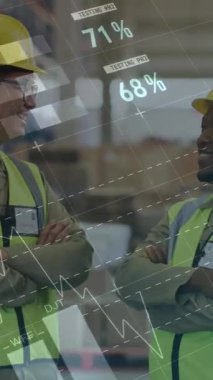 Depodaki çeşitli erkek işçilerin istatistik çizelgelerinin animasyonu. Küresel finans, istatistik, hesaplama ve veri işleme kavramı dijital olarak oluşturulmuş video.