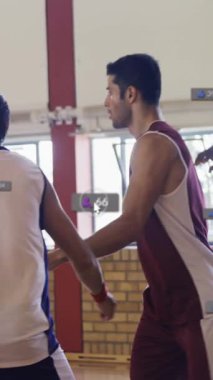 Voleybol sahasında oynayan çeşitli voleybol oyuncularının çoklu uyarı çubuklarının canlandırılması. Dijital kompozit, çoklu pozlama, sosyal medya anımsatıcı, spor ve yarışma konsepti.