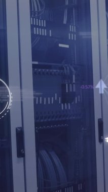 Bilgisayar sunucuları üzerinde iş, medya ve eğitim simgeleri ve veri işleme. İletişim ağı, veri ve dijital arayüz teknolojisi, dijital olarak oluşturulmuş video.