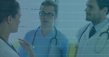 Grafiğe doğru hareket eden bayan doktor performans ölçümlerini güncelleyen verilerle grafiği gösteriyor. Tıbbi, takım çalışması, analitik, profesyonel, işbirliği, veri, sağlık