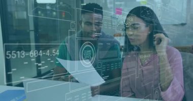 Adam elinde veri yükleme raporunu tutuyor, kadın iş analizi için çizelgeleri güncelliyor. İşbirliği, takım çalışması, iş, analitik, teknoloji, ofis, profesyonel