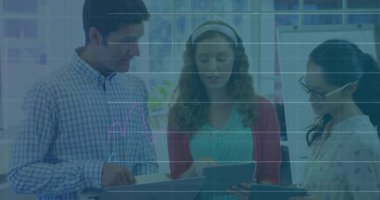 Üç meslektaşım iş verilerini inceliyor, tablet yürütüyor ve yükselen bar çizelgeleriyle çizgileri canlandırıyor. İşbirliği, analitik, finans, dijital, yenilik, takım çalışması, modern