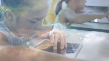 Kız tıklama tableti ekranı ve dijital ağ kaplaması sınıf öğrenimini geliştirmek için başlatılıyor. Çocuklar, eğitim, teknoloji, bağlantı, dijital, öğrenme, sınıf