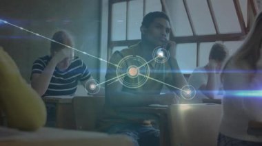 Yeşil tişörtlü çocuk çenesini dinlendirirken masa başında sınıfları görselleştiriyor. Öğrenci, eğitim, sınıf, dijital, bağlantı, ağ, öğrenim