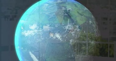 Dünya 'yı döndürürken kollarını kavuşturan kadın sunucu iş konuşmalarını örtüyor. Genel, veri, analitik, eğitim, iletişim, dijital, modern