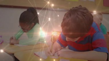 Defterde yazan kız ve üst üste binen gülümseyen oğlan öğrenmeyi yönlendiren animasyon simgeleri gibi solup gidiyor. Sınıf arkadaşları, odaklanmış, eğitim, çocukluk, kırtasiye, öğrenme, takım çalışması