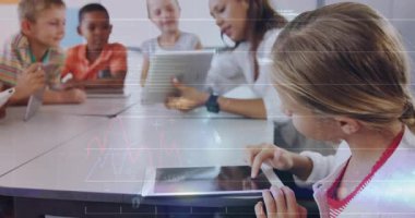 Öğretmen yetiştirme tableti dijital derse başlıyor, çocuklar tabletlere tıklayarak verileri canlandırıyor. Teknoloji, eğitim, dijital öğrenme, sınıf, yenilik, gençlik, ekran zamanı