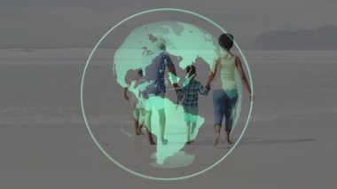 Aile yürüyüş kıyı şeridi, holografik dünya beliriyor sonra dönüyor, seyahat teknolojisini gösteriyor. Aile, sahil, güneş ışığı, birlik, bağlantı, macera, eğlence