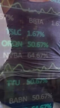 Beyazların spor salonunda egzersiz yapan kadınlar için finansal veri işleme animasyonu. Küresel spor, iş, bağlantılar, hesaplama ve veri işleme kavramı dijital olarak oluşturulmuş video.