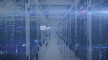 Merkezde beliren ve veri akışını gösteren mavi kod akışları sunucu rafı koridorunda sürükleniyor. Teknoloji, siber güvenlik, dijital, ağ oluşturma, fütüristik, veri, sunucu