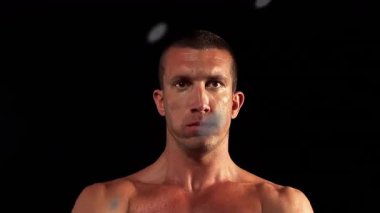 Fitness teknisyeni üstte kettlebell 'e basan üstsüz bir adamı döndüren ikili noktalarla örtüyor. Kas, dijital, fütüristik, güç, egzersiz, minimalist, teknoloji