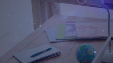 Dijital düğümler masaüstü başlangıç çizgilerinde beliriyor, dizüstü bilgisayarı birbirine bağlıyor, dünya da ağı laptopa gösteriyor. Teknoloji, yenilik, çalışma alanı, bağlantı, fütüristik, profesyonel, dijital