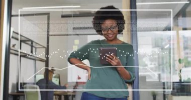 Ofisteki kadın profesyonel tıkırtı tableti iş sezgileri için çizelgelerle örtüşüyor. Teknoloji, veri, analitik, yenilik, takım çalışması, kentsel, modern