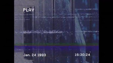 Başlangıçta statik taramada arızalı panjur görüntüsü, zaman etiketi güncelleme simülasyonu VHS hatası. Vintage, destortion, glitch, statik, nostalji, dijital bozulma, izleme