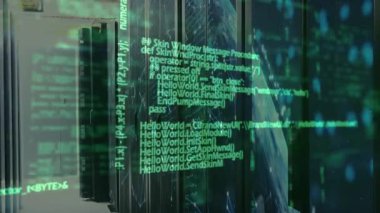 Raflarda görünen kod işlevleri kaydırıyor ve kamera ağ işlemlerini görselleştiriyor. Siber uzay, teknoloji, dijital, siber güvenlik, yenilik, fütürist, veri