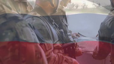 Askerler nehir kenarı güvertesinde kağıt harita tutuyorlar, yön tarifini koordine ederken rotayı gösteriyorlar. Askeri, takım çalışması, strateji, açık hava, taktik, liderlik, güvenlik