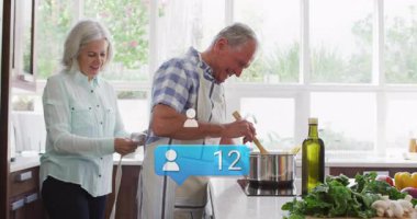 Kıdemli adamın esrar karıştırması izleyicilerin sayısının artmasına, kadının kayış bağlayıp limon toplamasına neden oluyor. Aşçılık, aşçılık, aile, gelenek, köy, konfor, sağlık