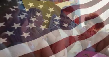 Akıllı telefon arkadaşları yetiştiren bir adam bayrak dalgalanan teknolojiyi gizlerken izleme cihazına eğiliyor. Rahatlama, dostluk, rahatlık, açık hava, canlı, gündelik, iletişim