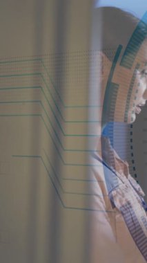 Sunucu odasında dijital tablet kullanan beyaz kadın mühendis için göz tarayıcı simgesi animasyonu. Siber güvenlik ve iş veri depolama teknolojisi kavramı