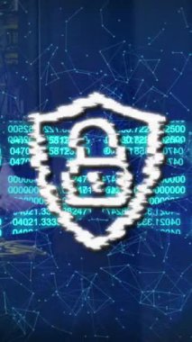 Beyaz kadın çalışanın sunucu odasında veri işleme animasyonu. küresel teknoloji ve dijital arayüz kavramı dijital olarak oluşturulmuş video.