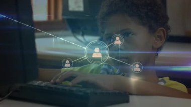 Çocuk okul bilgisayar laboratuvarında daktilo yazıyor, canlandırılmış simgeleri etkinleştiriyor kullanıcı bağlantısı ağı kuruyor. Teknoloji, bağlantı, iletişim, eğitim, yenilik, dijital, modern