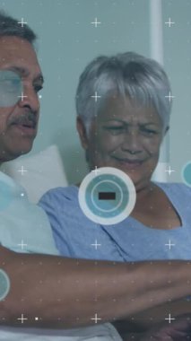 Yatakta dizüstü bilgisayar kullanan yaşlı çiftin animasyonu. Ağ, iletişim ve teknoloji konsepti dijital olarak oluşturulmuş video.