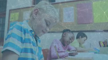 Çalışma kâğıtlarını aldıktan sonra öğrenciler ödev yazarken simgeler masaların üzerinde yüzüyor. Eğitim, öğrenim, sınıf, gençlik, konsantrasyon, yaratıcılık, okur yazarlık