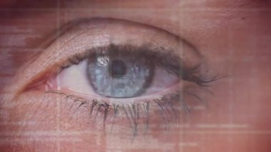 Kapalı göz açılışı, holografik arayüz biyometrik tarama yaparken mavi iris olduğunu gösteriyor. Fütürist, teknoloji, biyometrik, arayüz, siber, veri, analiz