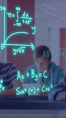 Çeşitli öğrenciler üzerinde denklem ve veri işleme animasyonları. Küresel eğitim, öğrenim, okul, dijital arayüz ve dijital olarak oluşturulan veri işleme kavramı.