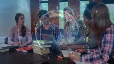 Eğitim çalışma grubu, not alırken dünya çapında örtüşen dizüstü bilgisayarlara eğiliyor. İşbirliği, takım çalışması, beyin fırtınası, eğitim, yenilik, profesyonel, teknoloji