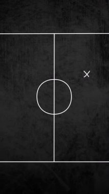 Oyun stratejisi oklarının siyah arka plandaki spor sahasının üzerinde canlandırılması. Spor, rekabet ve strateji konsepti dijital olarak oluşturulmuş video.