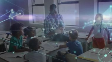 Öğretmen dünyayı döndürüyor ve sınıfta Dünya 'nın özelliklerini anlatıyor, öğrencilerin etrafında dönen şebeke. Eğitim, öğrenim, keşif, dijital, yenilik, merak, sınıf