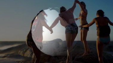 İstikrar testi egzersizleri için şeffaf dünya üzerinde el ele tutuşan kadınlar. Arkadaşlar, takım çalışması, uyum, açık hava, boş zaman, macera, siluet