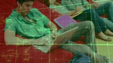 Yazı tipi dizüstü bilgisayarı ve notları not alan arkadaşlarıyla örtüşen solgun çalışma sahnesi. İşbirliği, öğrenme, yenilik, uygunluk, dijital, gündelik, takım çalışması