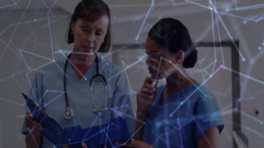 Hasta çizelgesini koğuşa getiren kıdemli hemşire, hastalara rehberlik eden ağı örtüyor. Sağlık, işbirliği, profesyonellik, teknoloji, sağlık personeli, iletişim, hastane