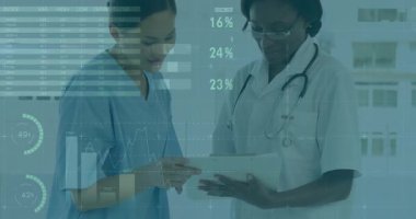 Hemşire tablet çizelgesini göstererek doktor sağlık ölçümlerini kaydırıyor ve animasyon çizelgeleri kullanıyor. Tıbbi, işbirliği, modern, dijital, sağlık, veri, analiz