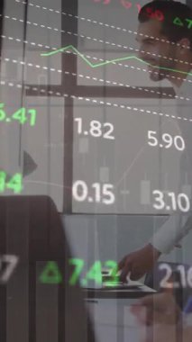 Ofisteki çeşitli iş adamları üzerinde finansal veri işleme animasyonu. Küresel finans, iş, bağlantılar, hesaplama ve veri işleme kavramı dijital olarak oluşturulmuş video.