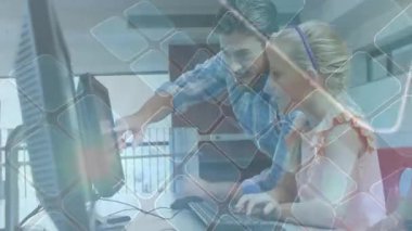 Bilgisayar laboratuarındaki dijital şebeke kaplamalı monitöre işaret ederken çocuk daktilo ve baba rehberi. Eğitim, akıl hocalığı, takım çalışması, yenilik, teknoloji, öğrenme, işbirliği