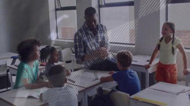 Dönen küre, çözünen öğretmen, öğrencileri bağlayan dikişleri gösteren futbol topunu kaldırıyor. Eğitim, sınıf, çocukluk, etkileşim, öğrenme, öğretim, etkinlik