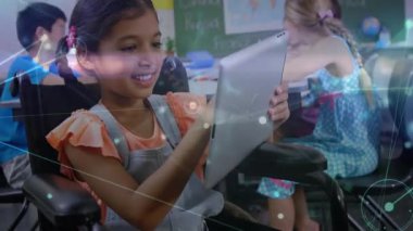 Tekerlekli sandalyedeki kız tablet kaldırıyor, eğitim uygulaması için ikonları tıklatıyor, ağ kaplamasını etkinleştiriyor. Yardımcı teknoloji, dijital öğrenme, kapsayıcı eğitim, sınıf yeniliği, edtech, öğrenci ilişkileri, etkileşimli ekran