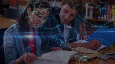 Öğrenciler kütüphanede ders kitabı açıyor, dönen viteslerle ders çalışırken sayfayı çevirip çeviriyorlar. İşbirliği, eğitim, öğrenme, takım çalışması, konsantrasyon, akademi, yenilik