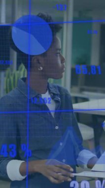 Ofisteki iş adamlarıyla ilgili veri işleme ve istatistiklerin animasyonu. Küresel iş, finans ve veri işleme kavramı dijital olarak oluşturulmuş video.