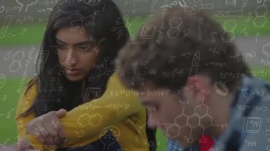 Öğrenciler, akademik problem çözme sırasında akıllı telefonları dinliyor, yüzen formüller üretiyorlar. İşbirliği, yenilik, eğitim, takım çalışması, odaklanma, dikkat dağıtma, modern