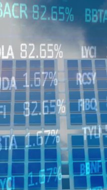 Arka plandaki bulutlu gökyüzüne karşı güneş panelleri üzerinden ticaret tahtası animasyonu. Dijital bileşik, çoklu pozlama, iş, borsa, yenilenebilir, güneş enerjisi ve koruma kavramı.