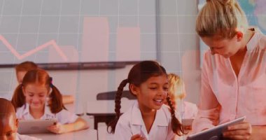 Öğrenci tabletini tıkırdatan ve örgü ören kıza animasyon çizelgeleri veren öğretmen. Eğitim, teknoloji, sınıf, dijital, öğrenme, gençlik, anlayış